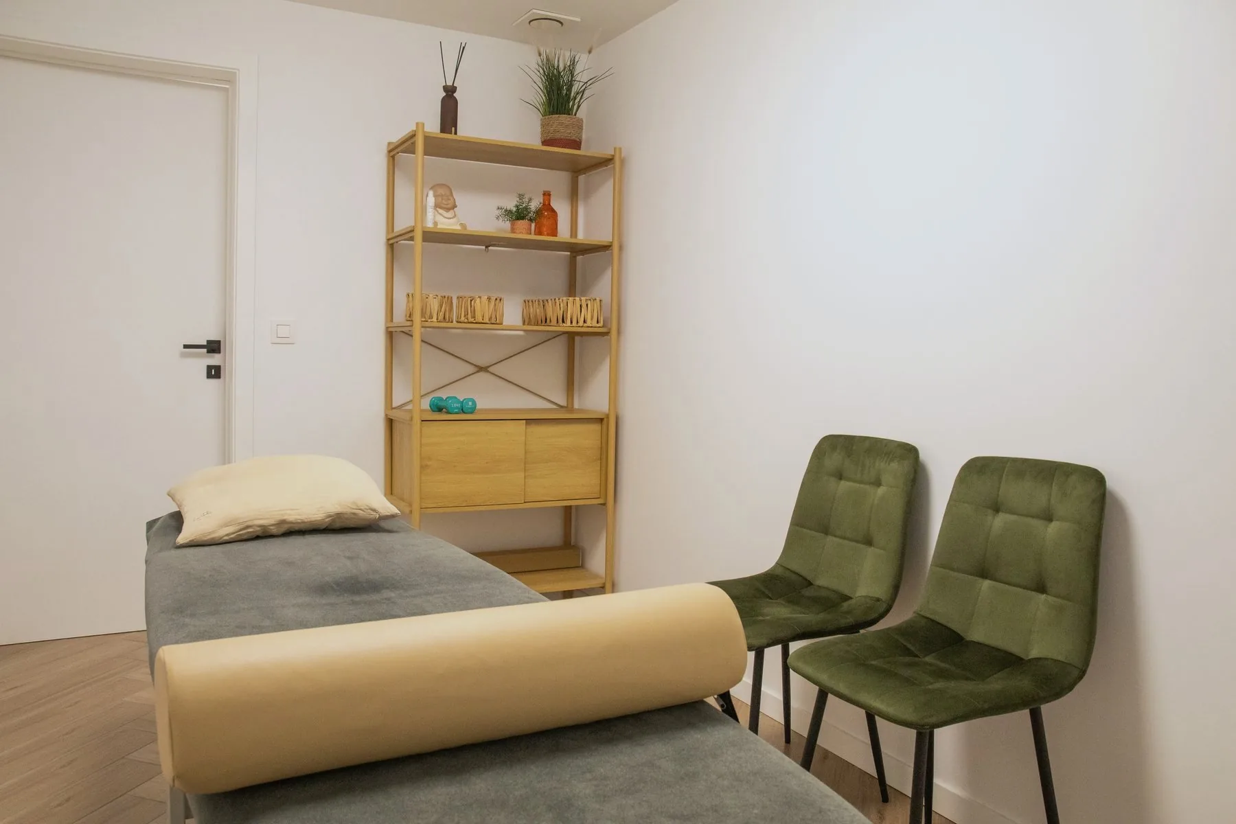Behandelkamer met behandeltafel en zitplaats voor wie meekomt